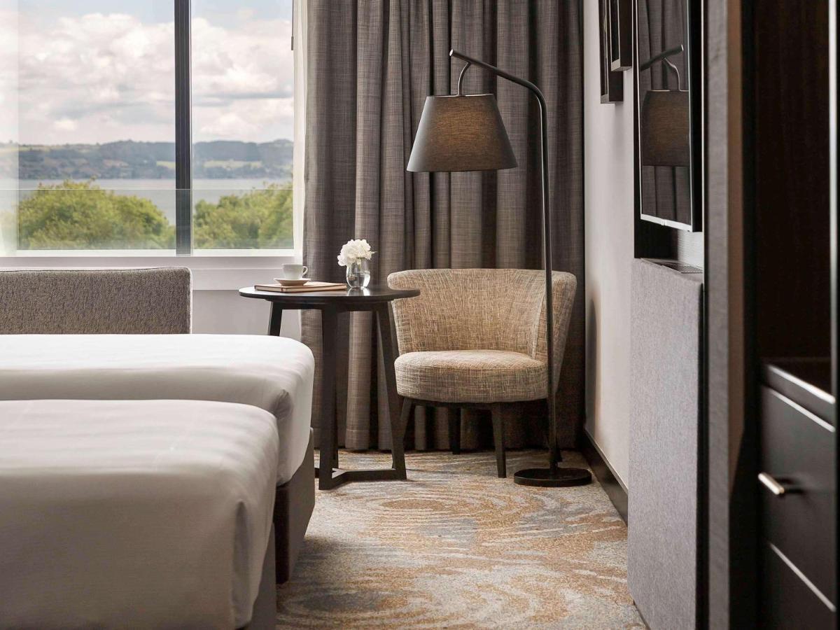 Pullman Rotorua Hotel Luaran gambar A guest room at the Four Seasons Hotel