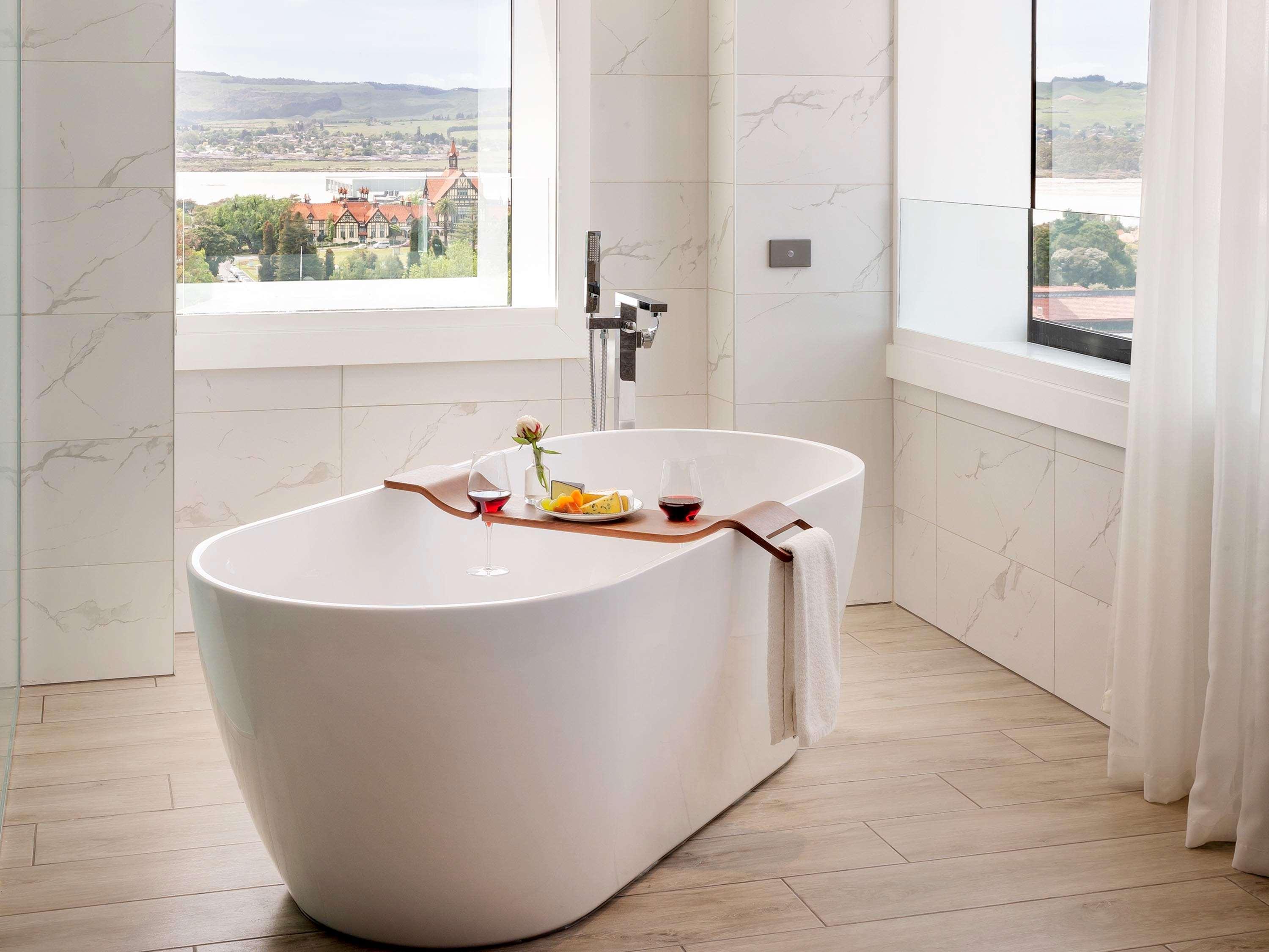 Pullman Rotorua Hotel Luaran gambar A freestanding bathtub
