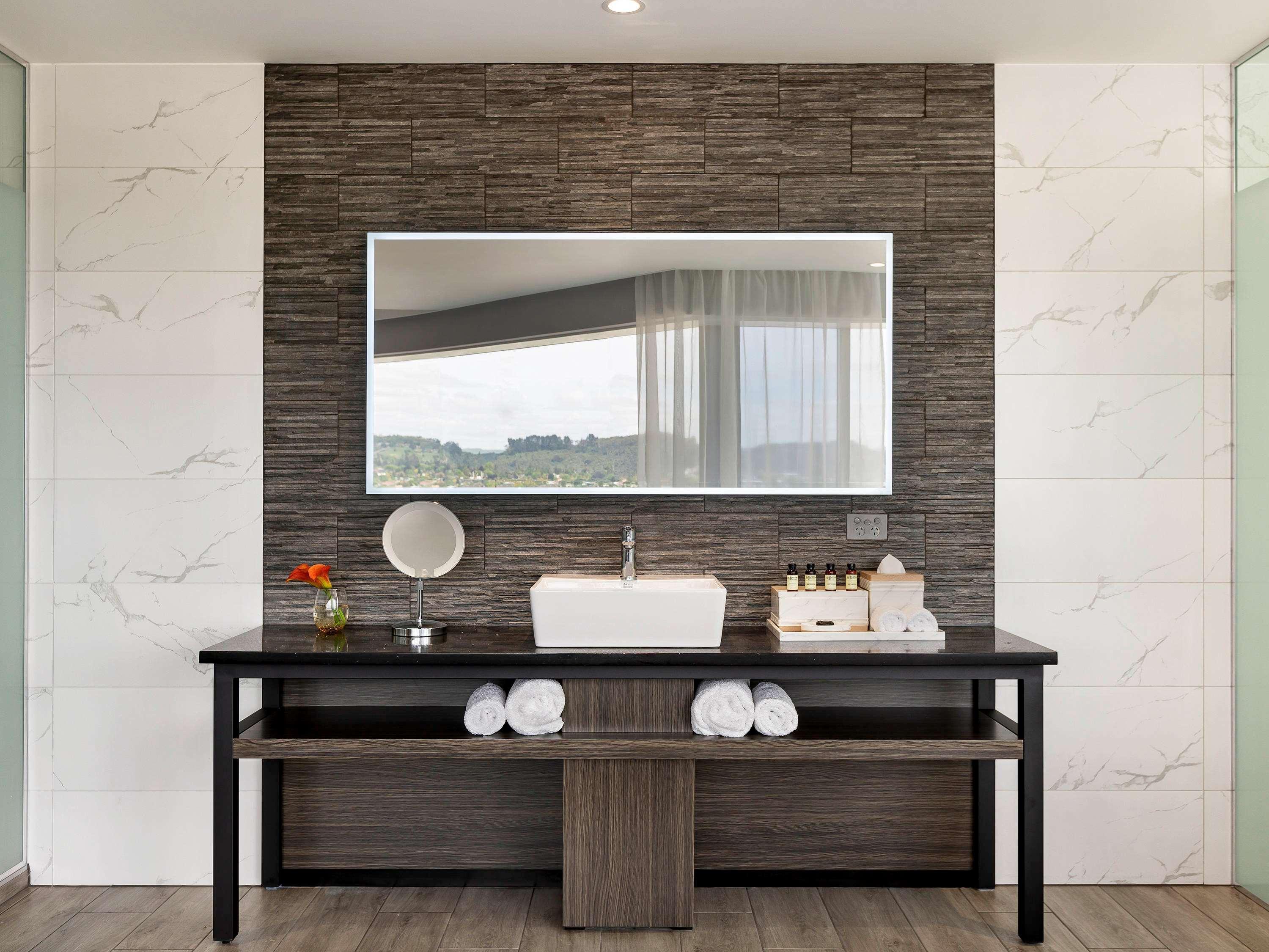 Pullman Rotorua Hotel Luaran gambar Bathroom with porcelain tiles