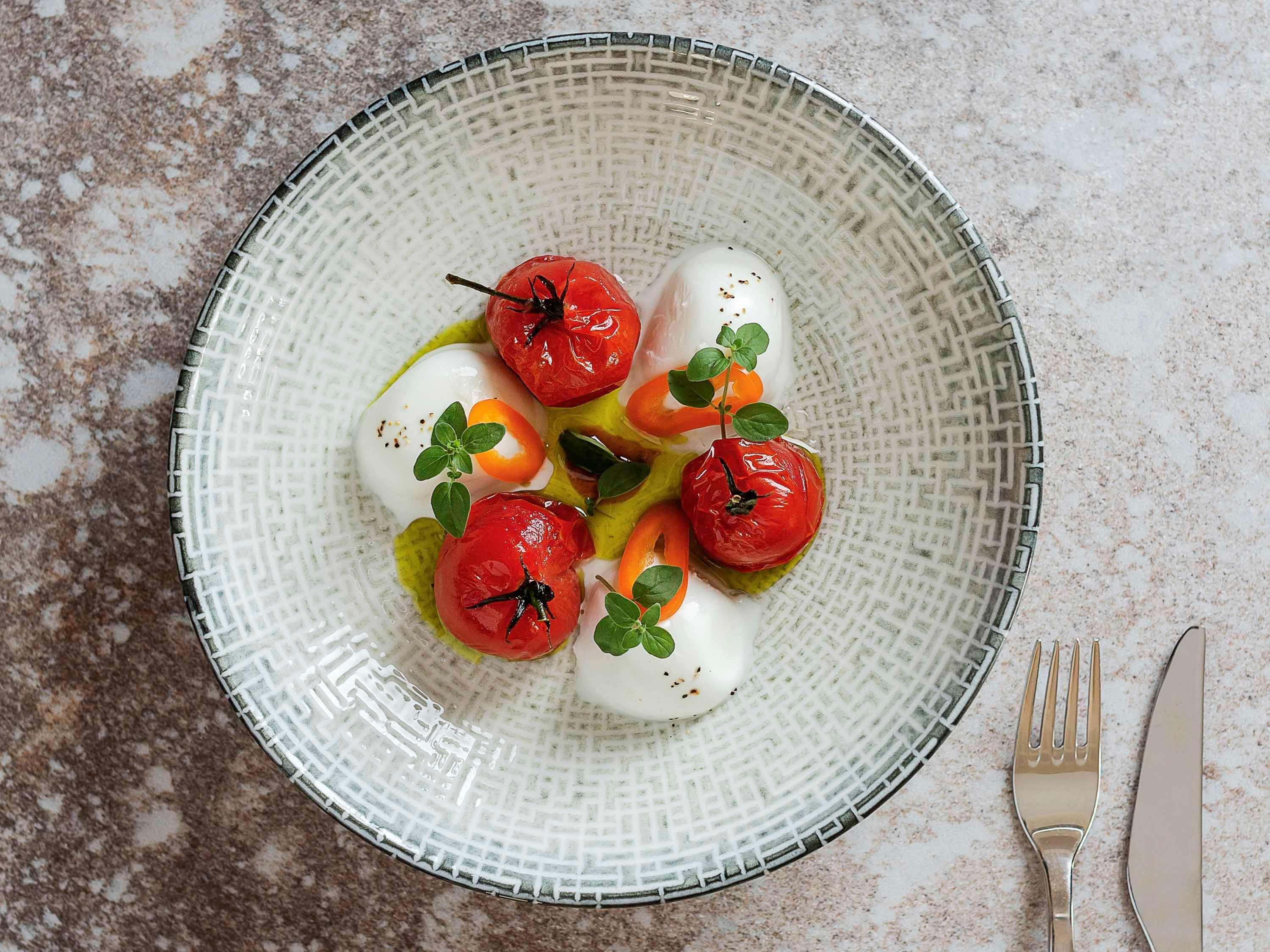 Pullman Rotorua Hotel Luaran gambar A salad of mozzarella, tomatoes and peppers
