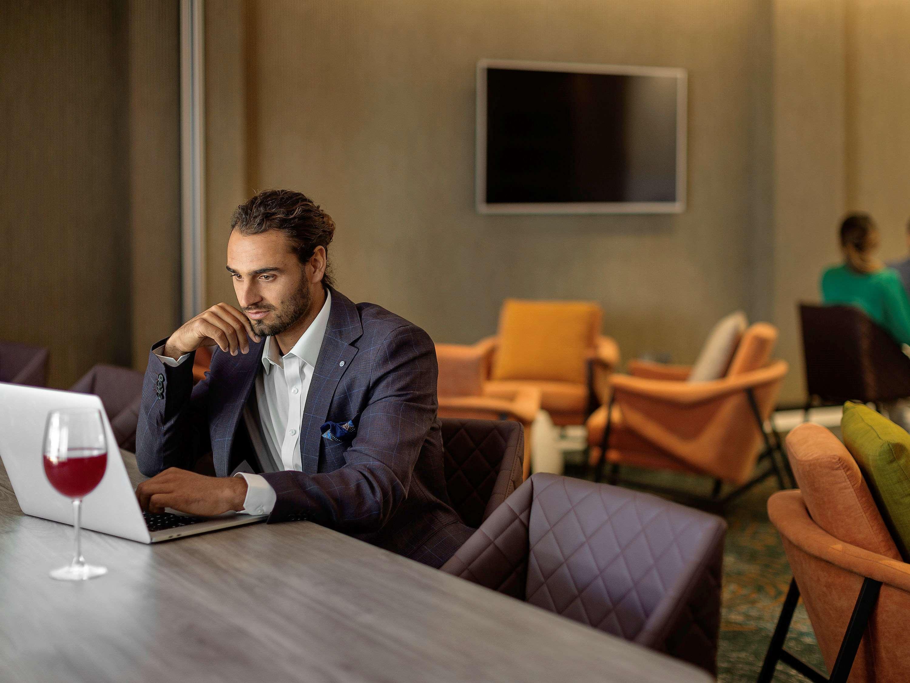Pullman Rotorua Hotel Luaran gambar A man working on a laptop