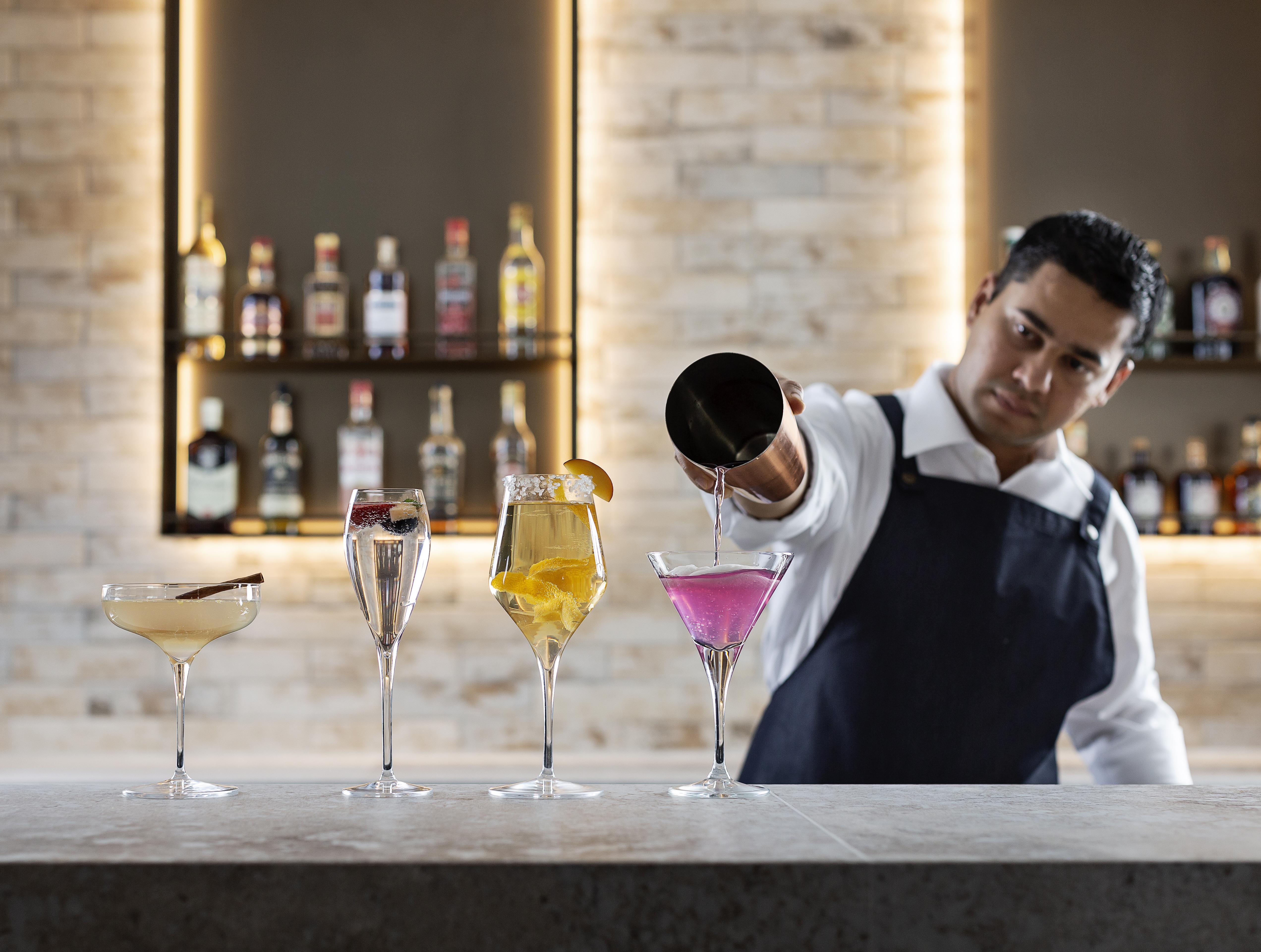 Pullman Rotorua Hotel Luaran gambar A bartender at work