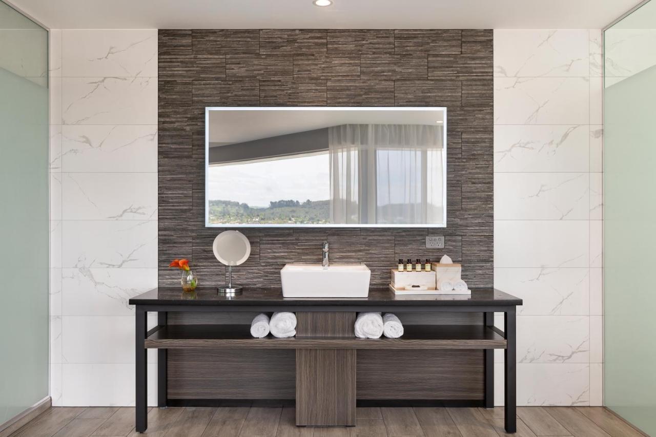 Pullman Rotorua Hotel Luaran gambar Bathroom with a mirror