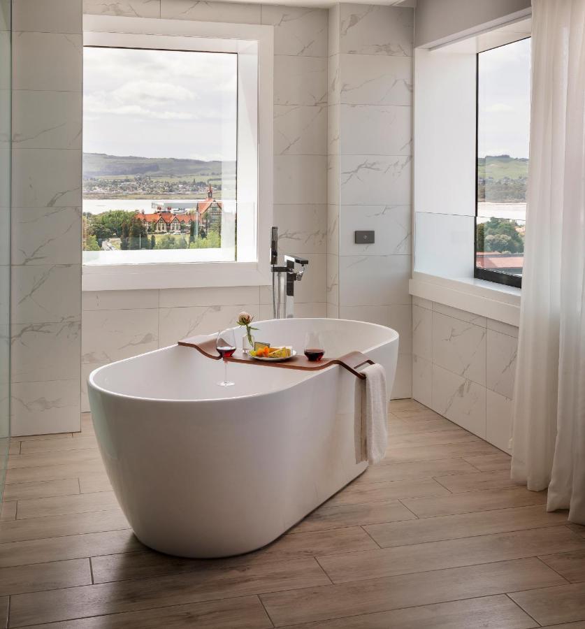 Pullman Rotorua Hotel Luaran gambar A freestanding bathtub